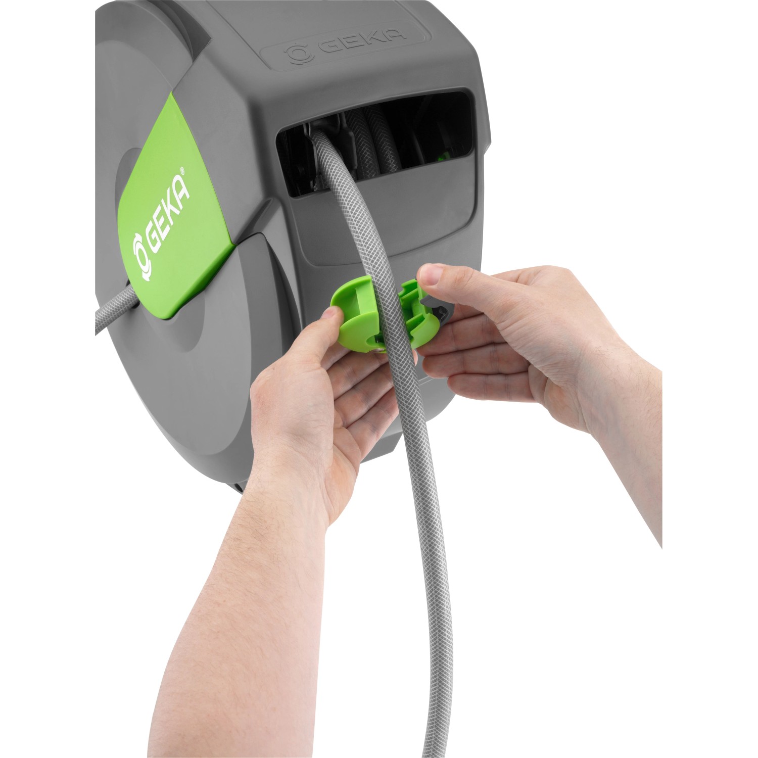 Geka Schlauchbox K25 Grau in Nutzung: Schlauch wird arretiert. Gartenschlauchwagen mit automatischem Aufroller.