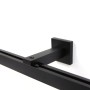 Detailaufnahme: Schwarze Deco-Raum Gardinenschiene Cube mit Halterung an weißer Wand.