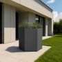 Sechseckiges, anthrazitfarbenes Westmann Metall-Hochbeet Varia (100x100x77cm) mit Bepflanzung im Garten.