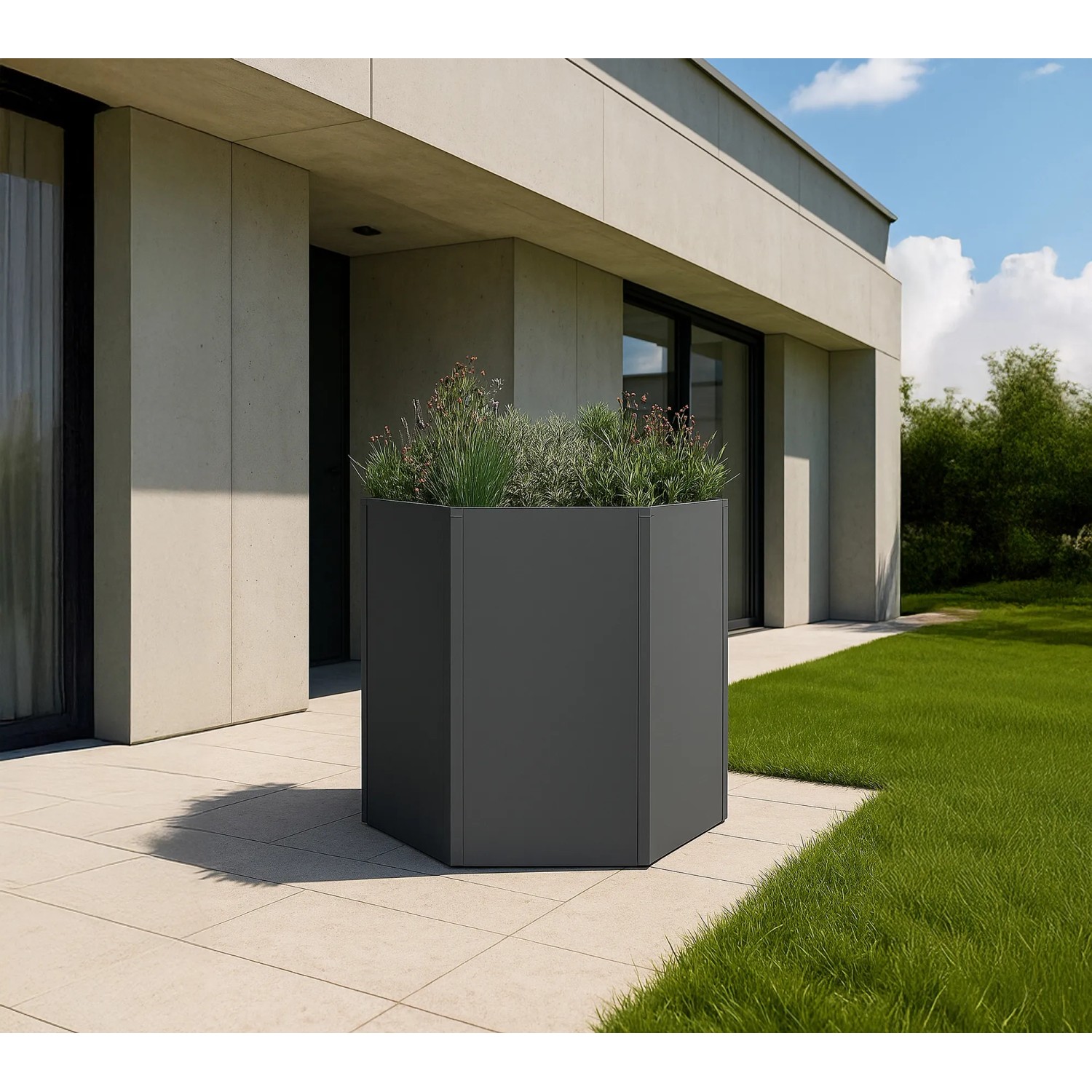Sechseckiges, anthrazitfarbenes Westmann Metall-Hochbeet Varia (100x100x77cm) mit Bepflanzung im Garten.