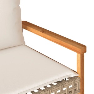 Detailansicht: Beige Gartenbank mit Kissen, Poly Rattan und Akazienholz Armlehne.