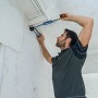 Bosch Professional GAM 220 digitaler Winkelmesser im Einsatz beim Messen eines Winkels an einer Wand.