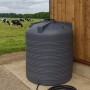 Dunkelgrauer, marmorierter KMND 5000L Trinkwasser Wassertank aus PE mit Schlauch. Für Regentonnen & Wasserzapfstellen im Garten.