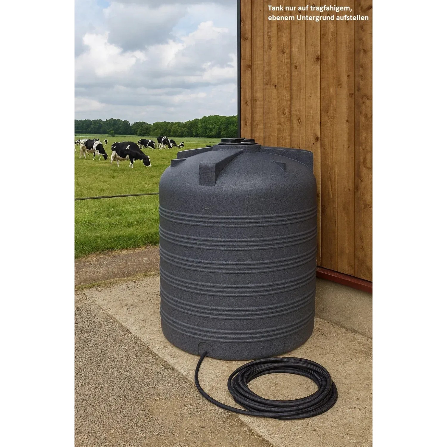 Dunkelgrauer, marmorierter KMND 5000L Trinkwasser Wassertank aus PE mit Schlauch. Für Regentonnen & Wasserzapfstellen im Garten.