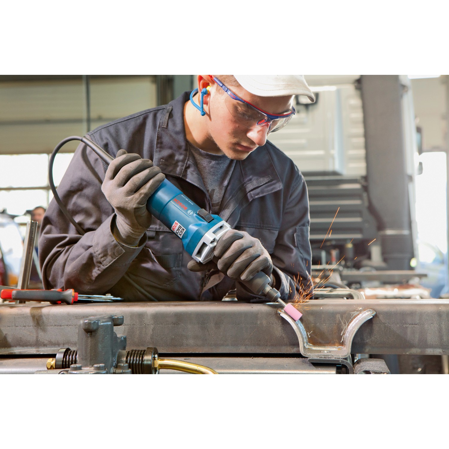 Bosch Professional Geradschleifer GGS 28 C im Einsatz beim Schleifen von Metall.