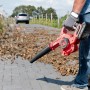 Skil Akku-Multifunktionsgebläse 3161CB im Einsatz zum Laubblasen auf einer Auffahrt.