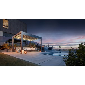 Dunkelgraue Biohort Pergola mit Lamellen und Beleuchtung auf Terrasse mit Pool.