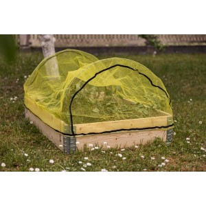 Upyard Vogelschutznetz gelb über Hochbeet mit Bögen, schützt Pflanzen vor Vögeln.