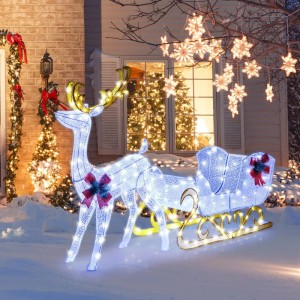 Beleuchtetes LED-Rentier mit goldenem Geweih zieht Schlitten mit roten Schleifen im Schnee. Kaltweiße Weihnachtsdekoration für außen.
