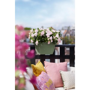 Elho Blumenbrücke Vibia Campana, anthrazit, mit rosa Blumen auf einem Balkongeländer.