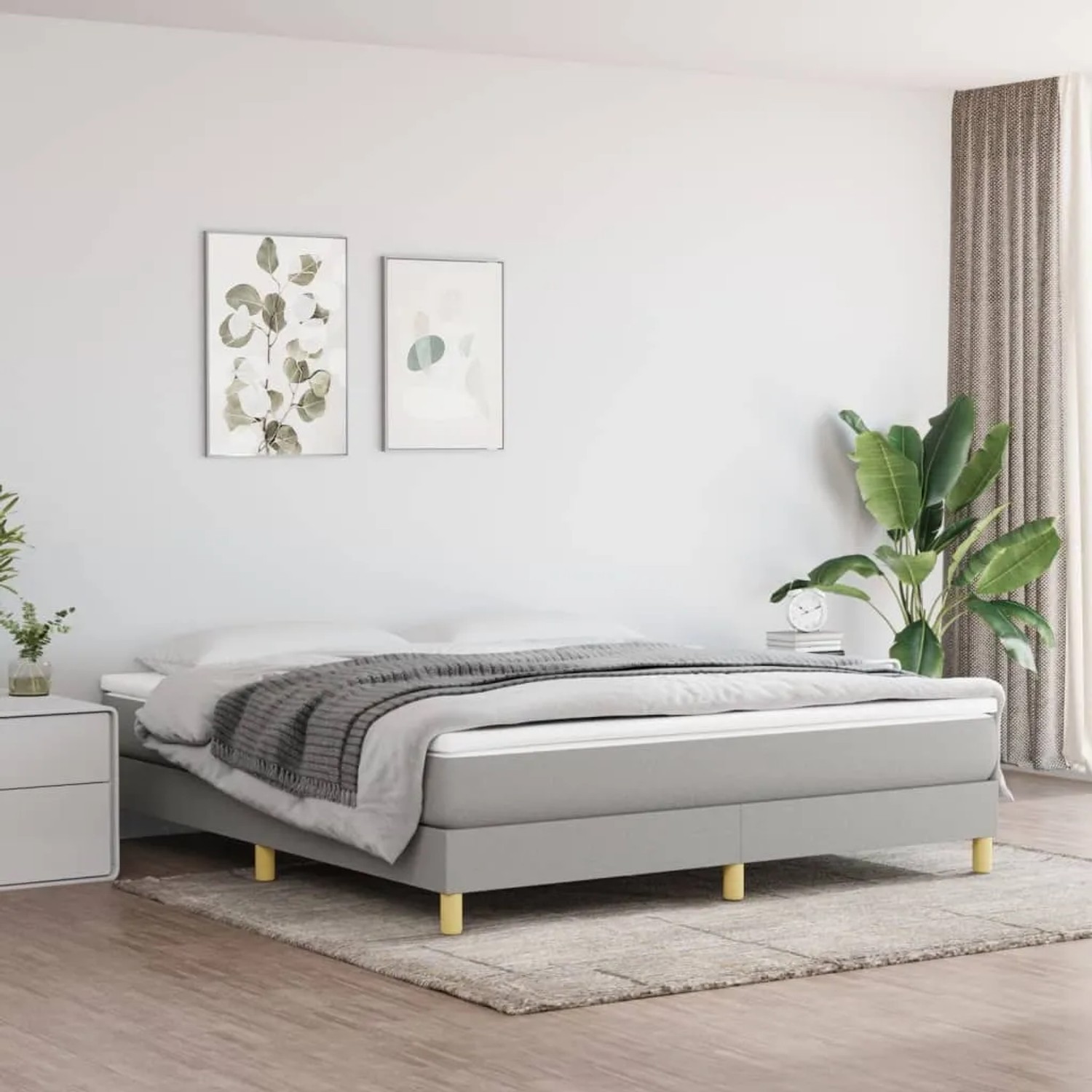 Helles Boxspringbett 160x200 cm mit Matratze, hellgrauer Stoffbezug, Holzfüße. Kategorie: Betten.
