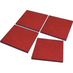 Vier rotbraune T & J Fallschutzplatten 50x50 cm für Gartenspielgeräte.