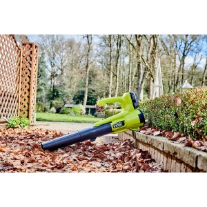 Ryobi Akku-Laubgebläse RY18BLA-140 One+ mit Akku und Ladegerät im Garten.