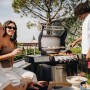 Enders Gasgrill Monroe Pro 3 SIKR Turbo beim Grillen mit Freunden im Freien.