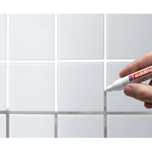 Anwendung des weißen Edding 8200 Fugenmarker DIY auf Fliesenfugen.