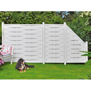 Weißer Kunststoff-Lamellenzaun Lightline (180x180cm) im Garten mit Hund.