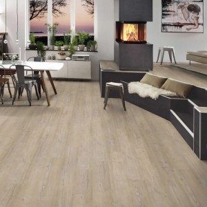Wohnraum mit Project Floors Klebe-Vinylboden Home/30 PW 3021/30 in Eichenholzoptik.