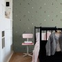 ESTAhome Vliestapete Graugrün mit Muster von Fußballspielerinnen im Kinderzimmer, 50x900 cm.