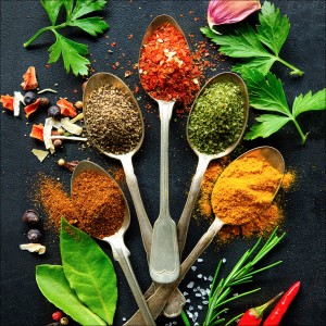 Glasbild: Vintage Gewürze (rot, gelb, grün, braun) auf Löffeln, 30x30 cm.