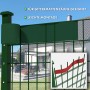 Grüne KARAT PVC Sichtschutzstreifen im Gartenzaun, blickdicht und einfach montiert.
