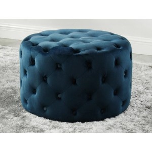 Runder marineblauer Samt-Sitzhocker Fourca mit Knopfheftung auf grauem Teppich. Kompaktes Sitzmöbel.