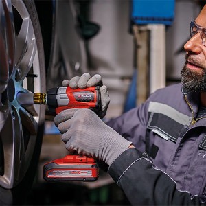 Einhell Akku-Schlagschrauber TP-CW 18 Li BL-Solo beim Reifenwechsel.