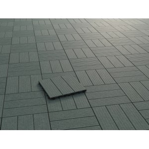 Verlegte graue WPC Klickfliesen (4 Stk.) 30x30cm für Terrasse & Balkon.