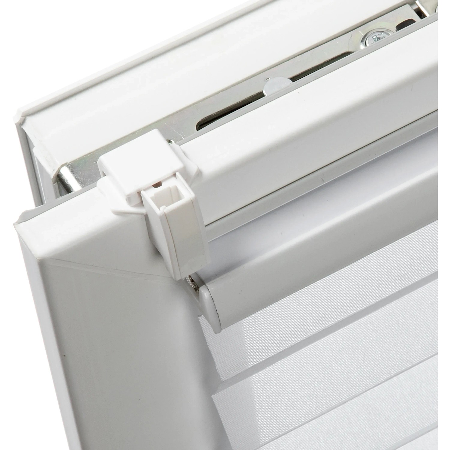 Detailaufnahme: Graues Gardinia Plissee Concept mit Klemmträger am Fenster.