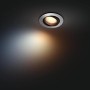 Runder Philips Hue LED-Einbauspot Milliskin, White Ambiance, Aluminium, mit Lichtkegel.