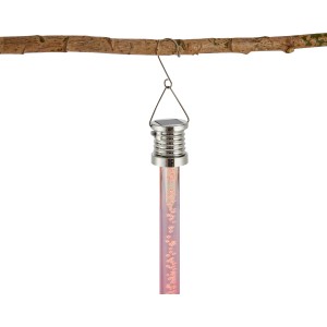 Rote Solar-Hängeleuchte in Stabform (Ø 3 cm) als Deko für den Garten.