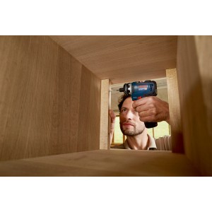 Mann schraubt mit Bosch Professional Akku-Bohrschrauber GSR 12V-35 FC in Holz.