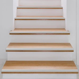 Treppe mit silbernem KARAT Stufenkantenprofil Integral Form L, 30x20x900 mm.
