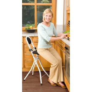 Wenko Bügel- und Stehhilfe mit Rückenkissen, höhenverstellbar, für komfortables Arbeiten im Stehen.