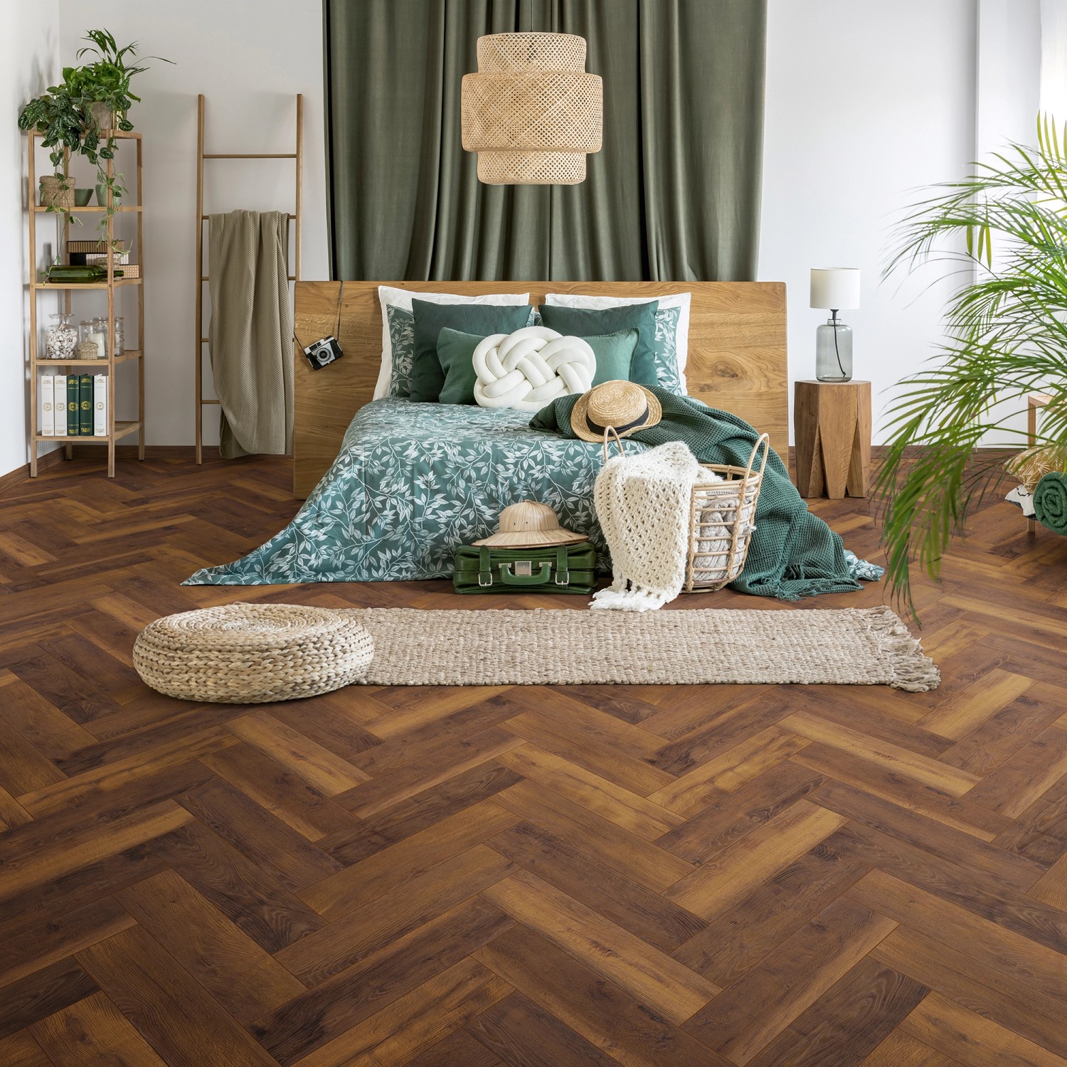 Verlegtes Kronoflooring Herringbone Laminat Laguna Oak im Schlafzimmer mit Möbeln.