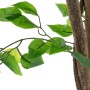 Nahaufnahme einer Kunstpflanze Ficus mit grünen Blättern und braunem Naturholzstamm. Naturgetreue Dekoration.