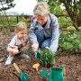 Hape Gartenwerkzeug-Set, 6-teilig, mit Gießkanne, Schaufel, Rechen und Pflanzenschildern beim Gärtnern mit Kind.