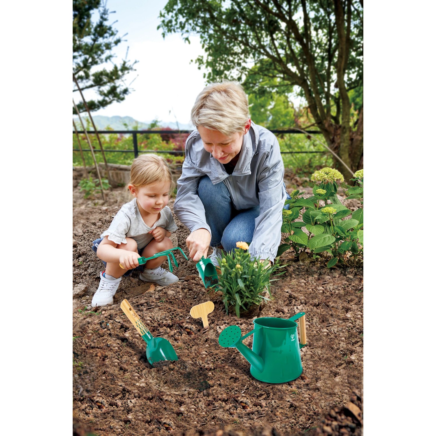 Hape Gartenwerkzeug-Set, 6-teilig, mit Gießkanne, Schaufel, Rechen und Pflanzenschildern beim Gärtnern mit Kind.