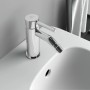 Ideal Standard Ceraline Bidetarmatur in Chrom auf einem weißen Bidet.