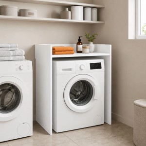 Weißer Waschmaschinenschrank aus Spanplatte über einer Waschmaschine. Bietet Ablagefläche für Badutensilien. Modernes Badregal.
