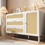 Weiße Merax Kommode mit Rattanfronten, goldenen Griffen, drei Schubladen und Schranktür. Landhaus-Design für Wohnzimmer.