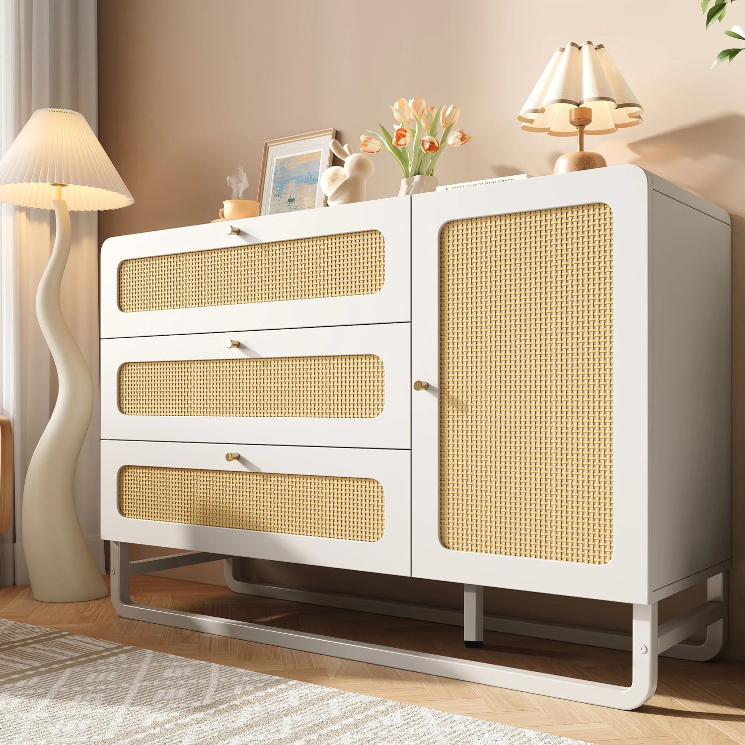 Weiße Merax Kommode mit Rattanfronten, goldenen Griffen, drei Schubladen und Schranktür. Landhaus-Design für Wohnzimmer.