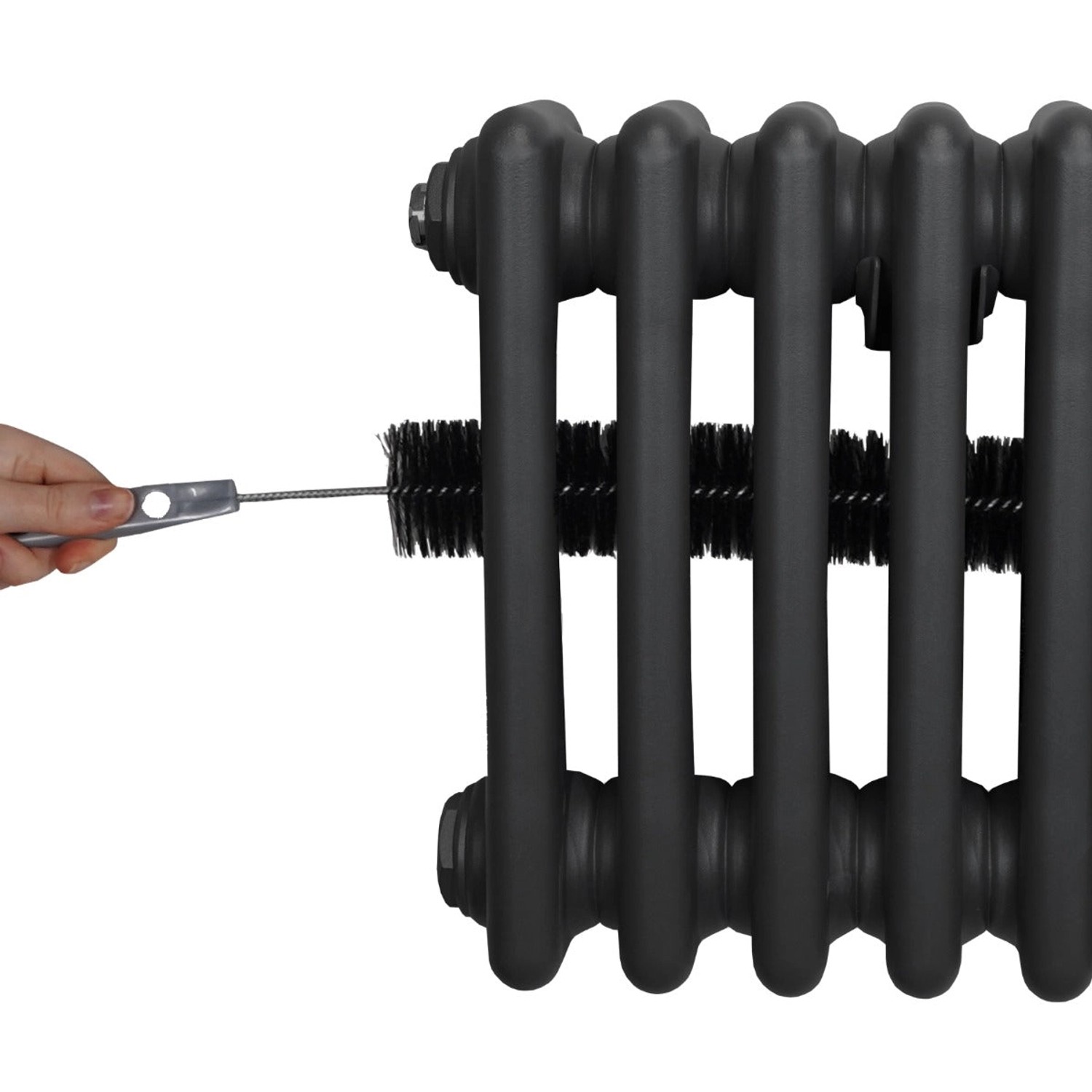 Anthrazitgrauer 3-Säulen-Heizkörper (600x1192 mm) wird mit einer Bürste gereinigt.