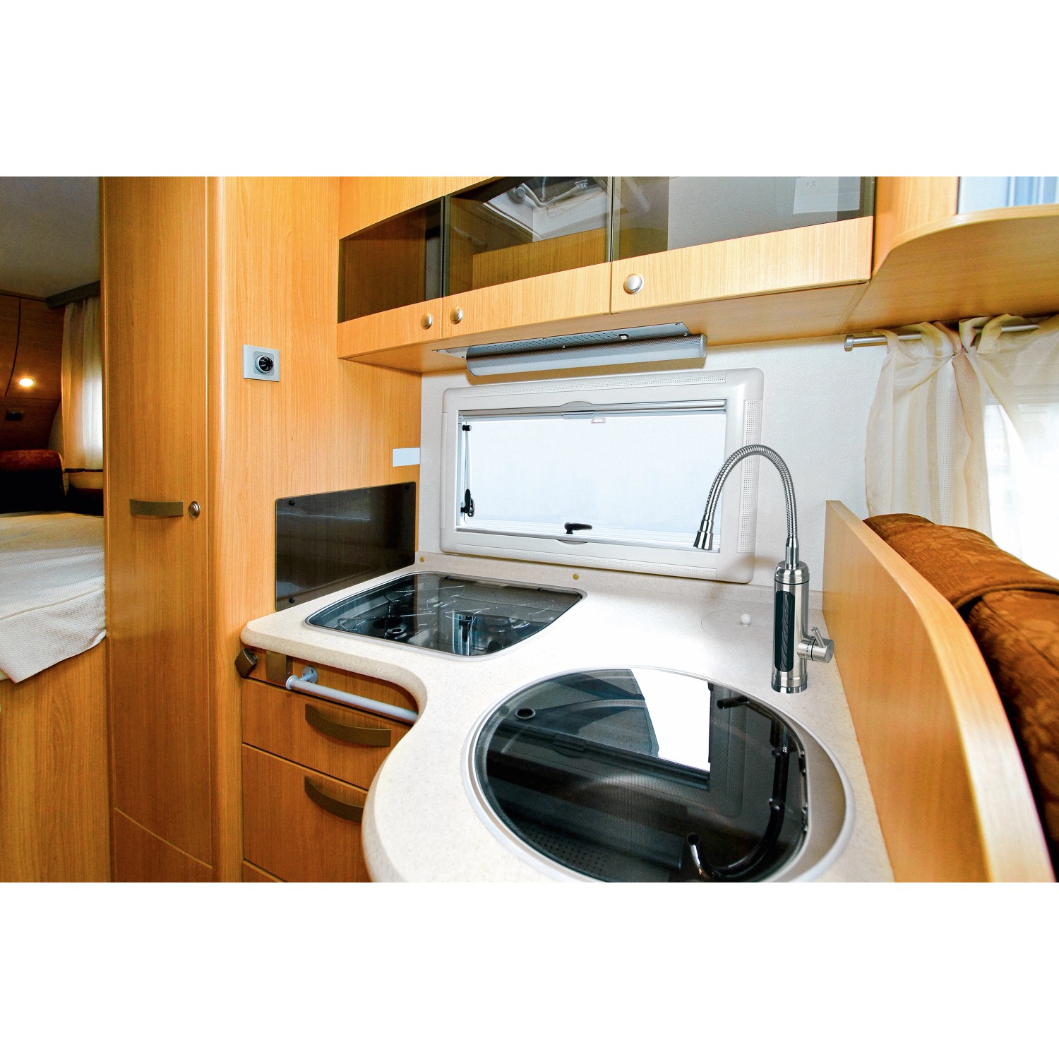 Maxxmee Warmwasserarmatur mit Heizspirale (3600 W) im Wohnmobil. Edelstahl-Armatur mit LED-Anzeige.