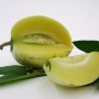 Gelbe Melonenbirne "Pepino Gold", angeschnitten, mit Fruchtfleisch und Kernen, im Topf.