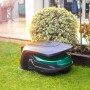 Robomow RK1000 Mähroboter auf Rasen vor Busch, geeignet für Flächen bis 1.000 m².