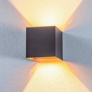 Moderne Lindby LED Außenwandleuchte Nivar, schwarz, würfelförmig, mit warmweißem Licht.