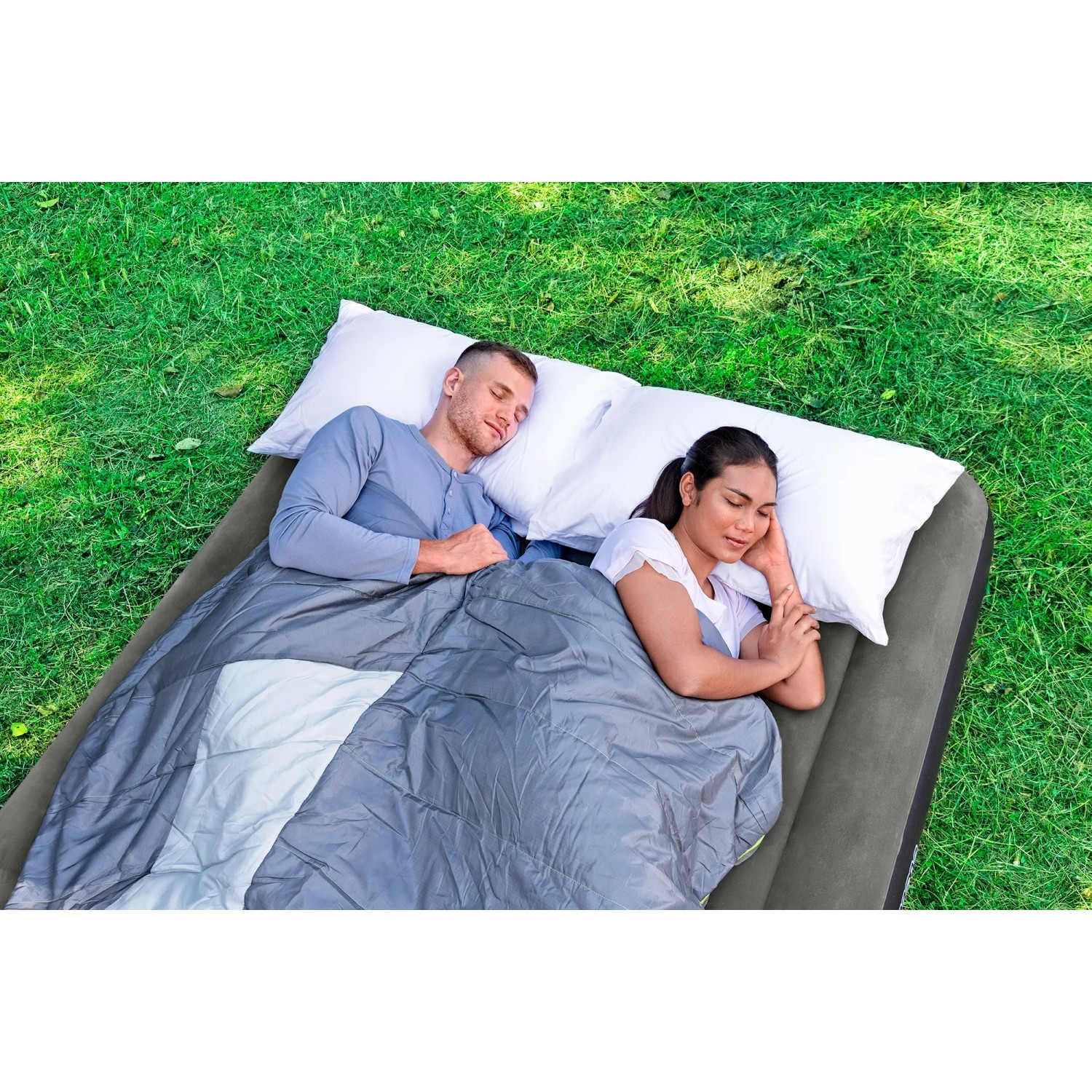 Bestway Luftbett für 1 Person (185x76x25cm) mit 2 schlafenden Personen im Garten.