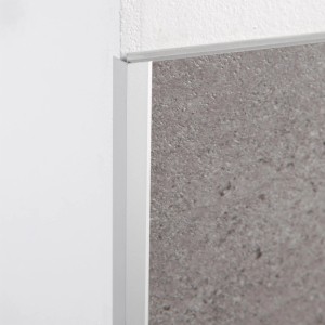 Grosfillex Winkelleiste GX Wall+ in Silber, ein Zubehör für Paneele und Fliesen.