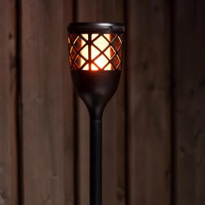 Schwarze Solar-Laterne Rapanui mit Erdspieß und Flammeneffekt für den Garten.