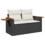 Schwarze 2-Sitzer Garten-Sofagarnitur aus Rattan mit cremefarbenen Kissen und Ablagetisch.